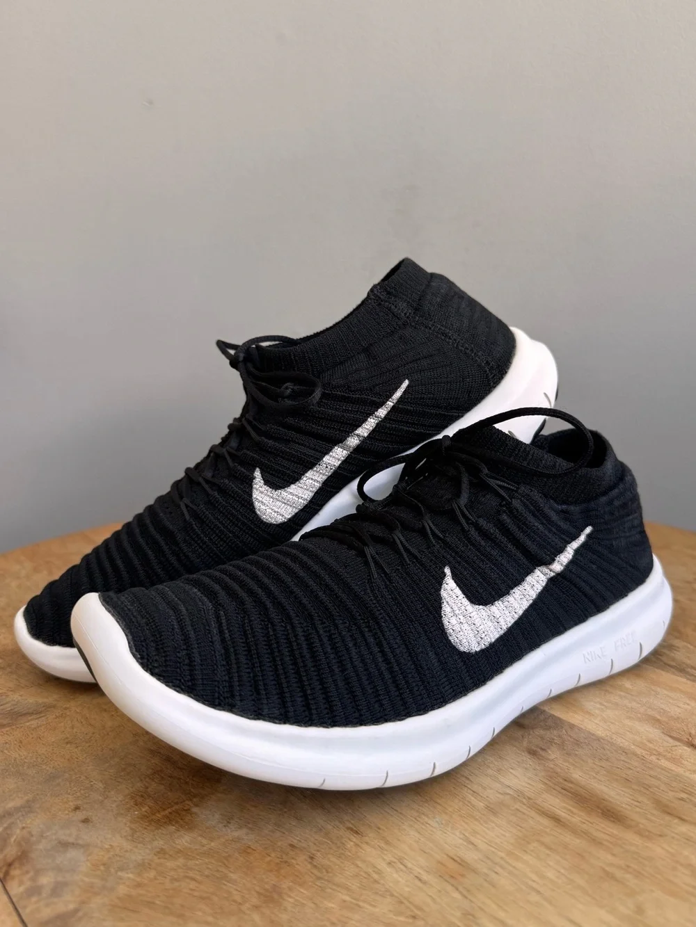 Nike Free RN Motion Flyknit Black White 834585-001 Women's Size 8 Running Shoes - Picture 2 of 9